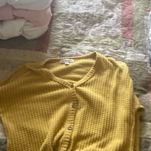 Very very cute yellow sweater 💓!